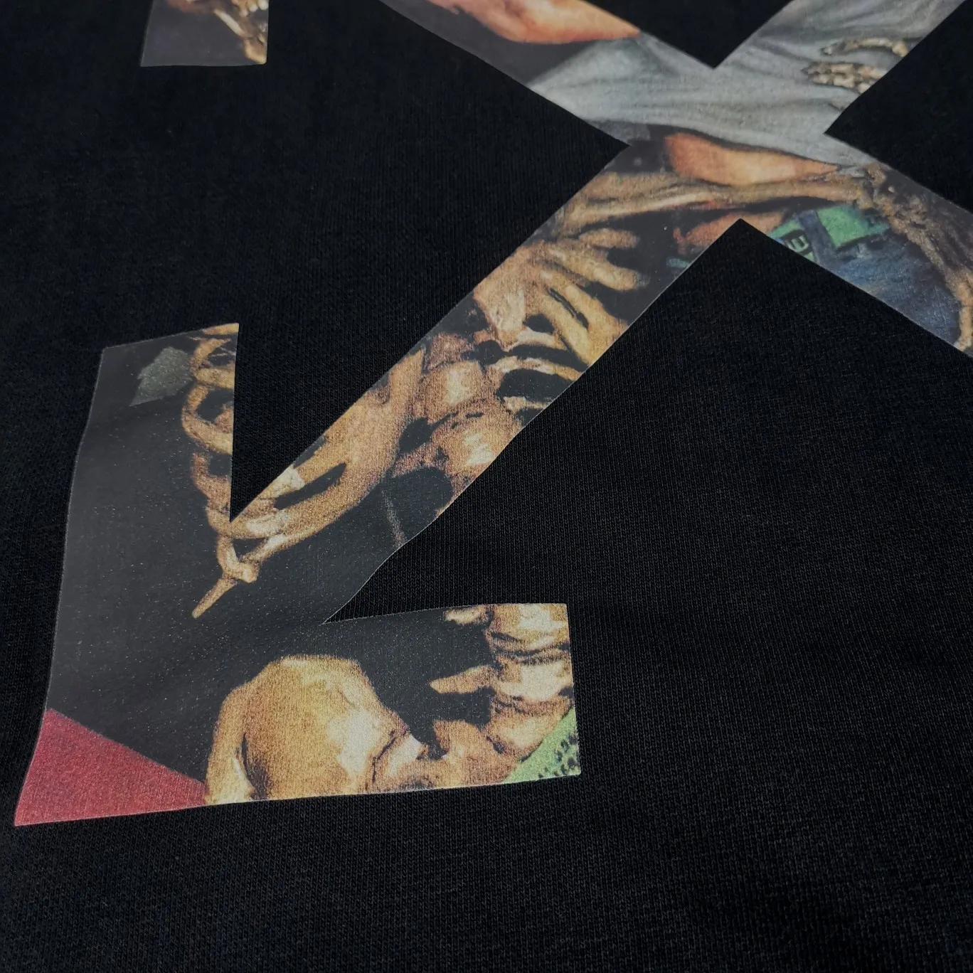 The top tested version OFFWHITE OW Pascal's Golden Ratio Skeleton Dancing Girls for Male and Female Couples Pure Cotton Loose Autumn and Winter Hoodies and Sweatshirts. Johansson is the first to wear the same style, a must-have for autumn and winter hot items. The entire garment uses Kornit Digital's 7-head color direct-injection process, and the blue-green fluorescent printing uses imported glue technology. The green printing is pressed on the large pattern on the back. The two are not formed in one piece, but are two printing processes with a tactile feel. The fabric is made of 480g fish scale pure cotton terry, which has a full drape and is highly recommended. Color: Black Size: XS-L P:390